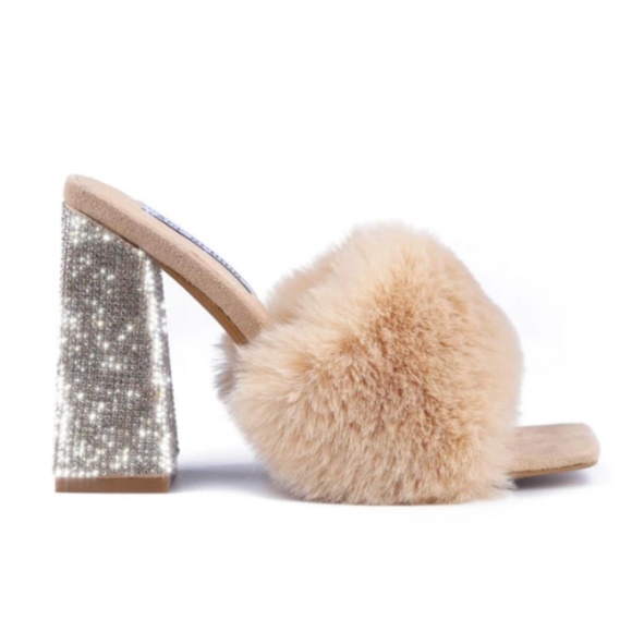 "Mistress" in Nude - Picture 3 of 7